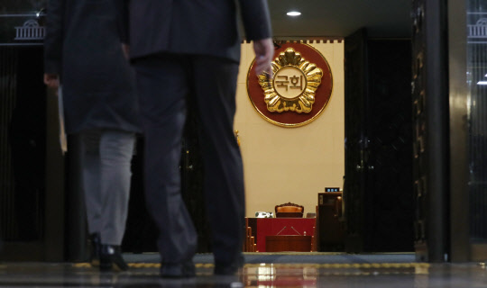 <탄핵표결> 본회의장 입장하는 의원들      (서울=연합뉴스) 홍해인 기자 = 9일 오후 박근혜 대통령 탄핵소추안 표결을 위해 국회의원들이 본회의장으로 들어가고 있다. 2016.12.9      hihong@yna.co.kr  (끝)